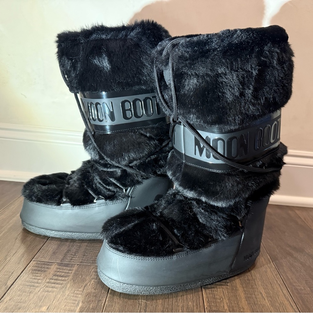 Moon Boot Women's Black Faux Fur Winter Boots. Size 39/41